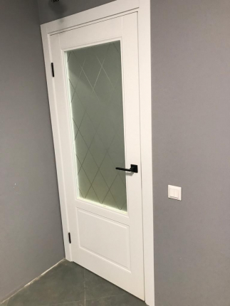 Фото межкомнатной двери Шеффилд остекленная белая эмаль